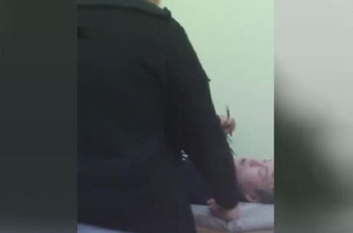 Həkim təcili yardımla xəstəxanaya gətirilən gəncə işgəncə verdi - GİZLİ ÇƏKİLİŞ - VİDEO