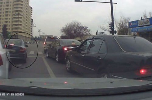 Bakıda sürücü qaydaları pozdu, əsəbiləşdi: Mən dəliyəm, sizə nə olub? - VİDEO