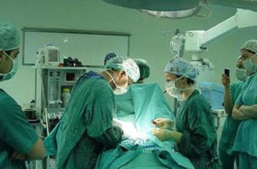 Bakıda özəl klinikada daha bir ÖLÜM: xəstə əməliyyat masasında öldü