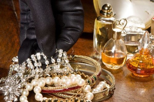 Qadın qulluqçu işlədiyi evi soydu