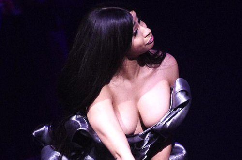 Sinəsini açmaq üçün əlindən gələni etdi - Fotolar