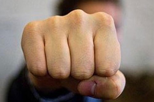 Yeznəsini yumruqla vurana hökm oxundu