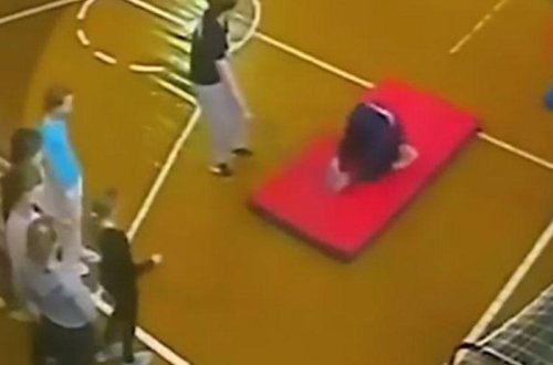 İdman dərsində şagirdin beli qırıldı, müəllim işdən çıxarıldı - VİDEO