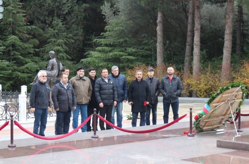 Tanınmış xarici analitiklər ulu öndər Heydər Əliyevin məzarını və Şəhidlər xiyabanını ziyarət ediblər