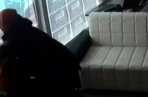 Kafedə DƏHŞƏT: Qadın ərinİn iş yoldaşına bıçaqla hücum çəkdi -VİDEO