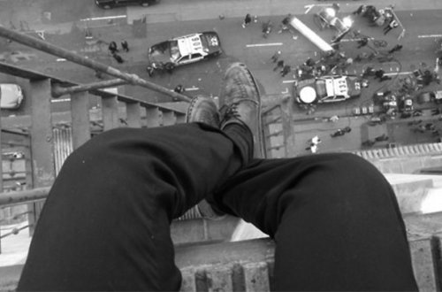 Özünü binadan atmaq istədi, FHN fikrindən daşındırdı