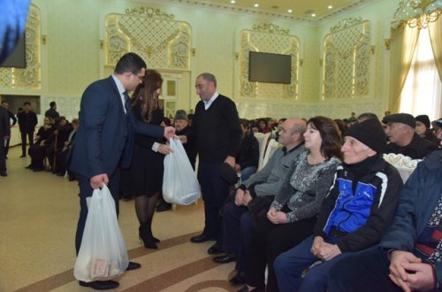 Nəsimi rayonunda aztəminatlı ailələrə bayram sovqatları verilib