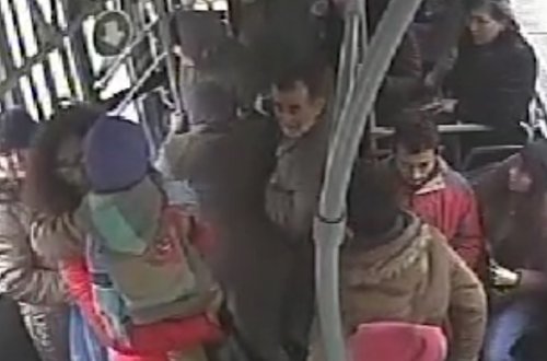 İçkili adam avtobusun şüşələrini qırdı - Bakıda + Video