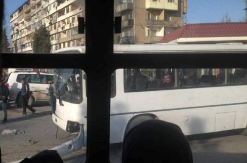 Bakıda daha bir avtobus qəzası - 40 nömrə “Prado”yla toqquşdu