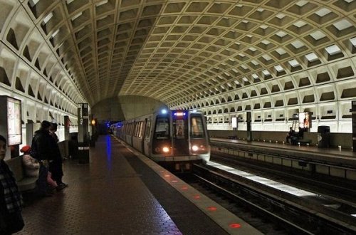 Vaşinqtonda metroda sərnişin dolu qatar relslərdən çıxdı