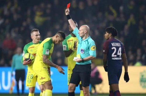 Futbolçunu meydandan qovan hakimin özü futboldan qovuldu - FOTO