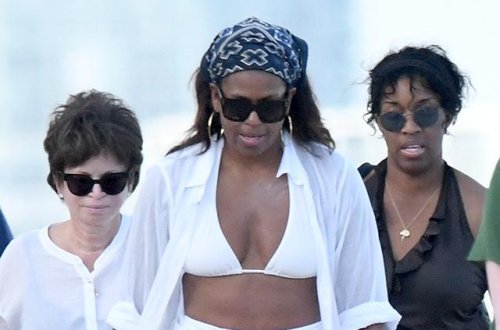 Ağ bikinidə olan Obama bədən quruluşu ilə diqqət çəkdi - fotolar