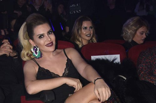 Cinsiyyətini dəyişdirib qadın olan Selin konsertdə elə oturdu ki, alt paltarı göründü - FOTO