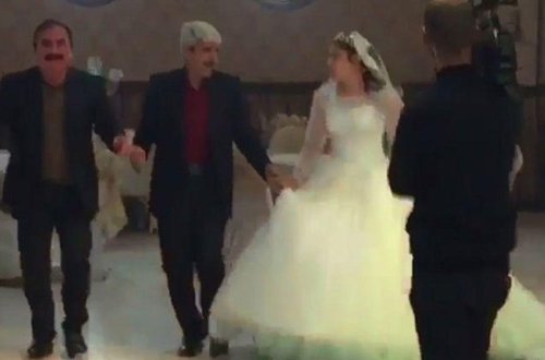 30-a yaxın uşağı olan bələdiyyə sədri 19 yaşlı qızla evləndi - Qohumlar imtina etdi - VİDEO