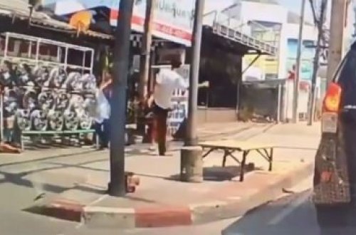 Küçədə gəzən uşağa qarşı şok hərəkət – Video