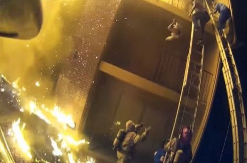 ABŞ-da yanğınsöndürən üçüncü mərtəbədən yerə atılan uşağı tutub – VİDEO