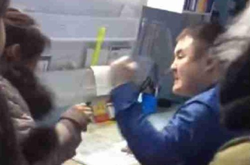 Xəstəxanada biabırçılıq: baş həkim qadın pasiyenti döydü - VİDEO