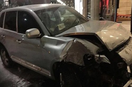 Polis avtomobilini Qazaxıstan prezidentinin iqamətgahının hasarına çırpıb – FOTO