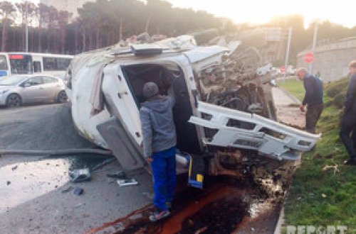 Bakıda yük maşını körpüdən aşdı – VİDEO + FOTO + YENİLƏNİB