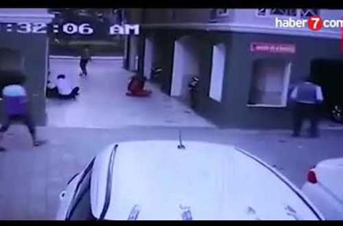Qadın hamının gözü qarşısında binadan düşdü — VİDEO