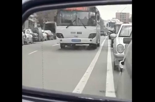 Avtobus sürücüsü yola 