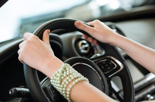Türkmənistanda qadınlara avtomobil sürmək qadağan olundu