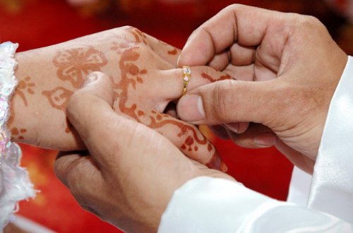 Almalıqda sevişənləri zorla evləndirdilər - FOTO