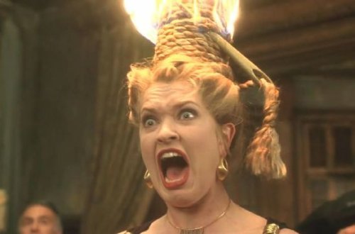 Salvadorda “gözəllik kraliçası” səhnədə alovlandı – VİDEO