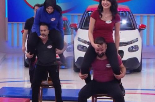 Hicablı qadın efirdə kişinin boynuna çıxdı - Qalmaqallı kadrlar - VIDEO - FOTO