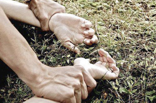 16 yaşlı şagirdin sinif yoldaşlarını zorladığının üstü açılıb - Qızların çılpaq FOTOlarını çəkib