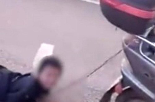 Ana oğlunu motosikletin arxasına bağlayıb sürüdü - VİDEO