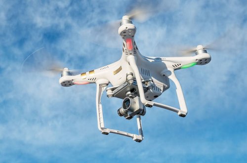 Dron suda batan iki nəfəri xilas etdi – VİDEO