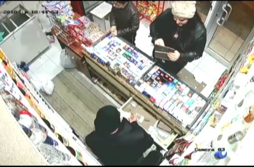 Mağazaya girərək satıcını aldadıb pulunu mənimsədi - VİDEO