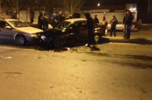 Bakıda ruhi xəstə maşın qaçıraraq qəza törədib, 2 nəfər yaralanıb - FOTO