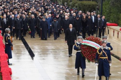 İlham Əliyev Şəhidlər Xiyabanını ziyarət etdi