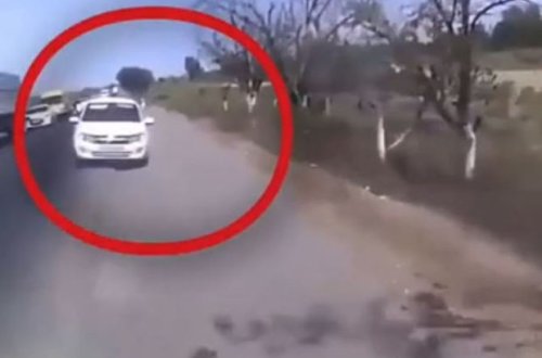 Sürücü manevr edərək son anda qəzanın qarşısını aldı – VİDEO