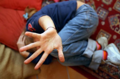 Bakıda azyaşlı qızı zorlayan qohum tutuldu – RƏSMİ