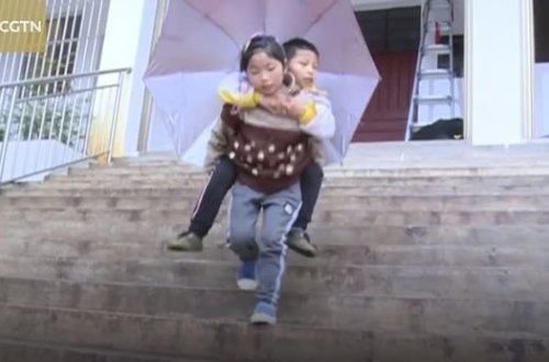 Əlil qardaşını hər gün kürəyində məktəbə aparır - VİDEO