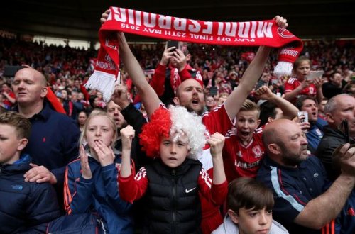 Azarkeş qapıçıya şüşə qab atdığı üçün həbs olundu - VİDEO