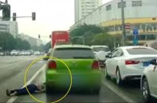 Gənc qız avtomobilin altında qaldı – Video/18+