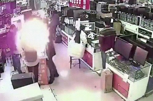 Müştəri “iPhone”nu dişlədi, telefon partladı - Video