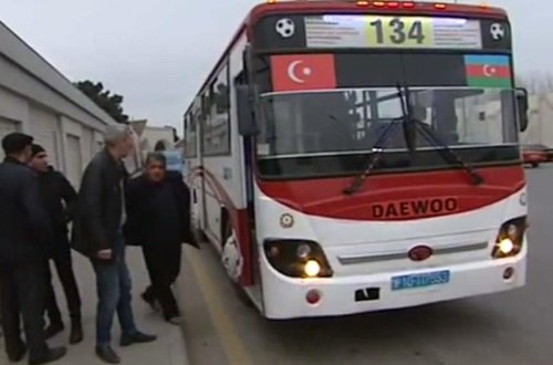 Nəqliyyat müffəttişləri avtobusları saxladı, sərnişinləri yolda qoydu - VİDEO