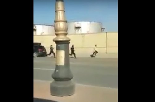 Bakıda 23 DYP maşınının arxasına düşdüyü sürücünü döyə-döyə belə tutdu - VİDEO