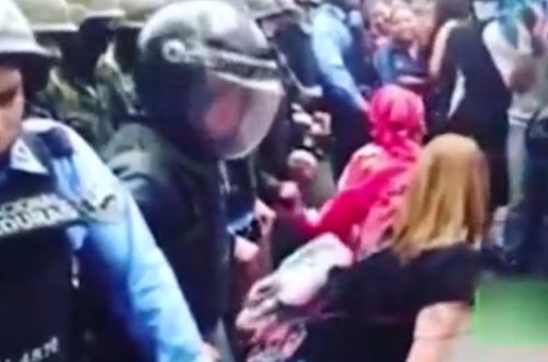 Qızlardan ehtiraslı seçki etirazı - Video