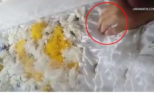 Öləndən 24 saat sonra barmağını tərpətdi - Ailə cəsədi dəfn etməkdən imtina etdi / VİDEO(18+)