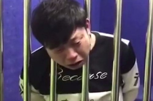 Sərxoş kişinin başı dəmir barmaqlıların arasında qaldı - VİDEO - FOTO