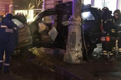 Moskvada avtomobil dayanacağa çırpılıb: Ölən və yaralanlar var – VİDEO