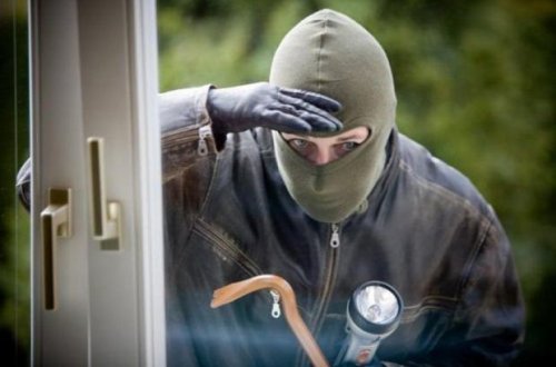 Bakıda mağazadan seyf oğurlandı