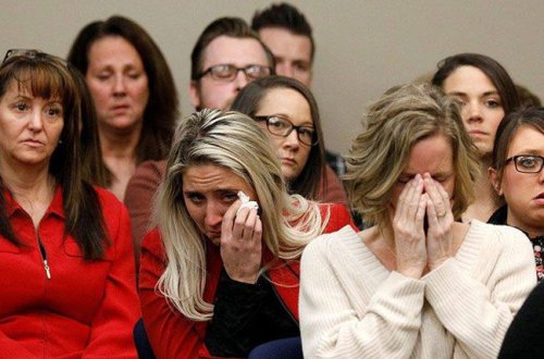 Müayinə adı ilə qızları zorlayan həkimə şok cəza - FOTOLAR