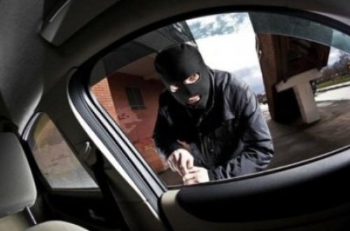 Evi yarılan jurnalistin maşını da QARƏT OLUNDU – Polis oğruları tapa bilmir